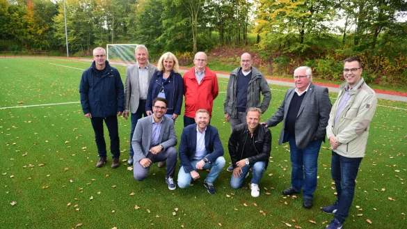 &Uuml;ber das neue Gr&uuml;n freuen sich Frank Eberhard (hinten, von links), Frank Meier, Ricarda Kuhfu&szlig;, Markus Krause, Stefan Dubbert, Alfred Arndt und Sebastian W&ouml;hler sowie Manuel Reese (vorne, von links), Carlo Eggers und Peter Hansmeier. - &copy; Nicole Ellerbrake