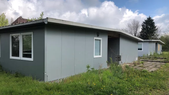 Die beiden Schlichtbauten am Begakamp stehen seit Längerem leer. - © Sven Kienscherf