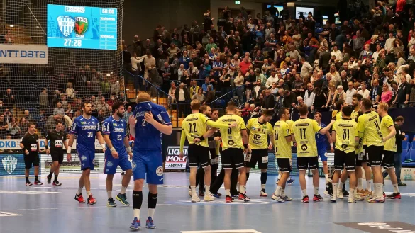 Eine im ersten Moment bittere Niederlage. Lukas Hutecek mag beim Siegertanz der F&uuml;che (rechts) gar nicht mehr hinsehen. - &copy; J&ouml;rg Hagemann