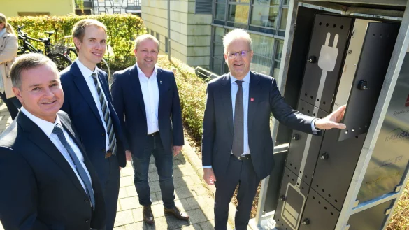 Matthias Kruse und Matthias Smit (beide Volksbank, von links), B&uuml;rgermeister Mario Hecker und Bernd Dabrock (Sparkasse) an der neuen E-Bike Ladestation. - &copy; Nicole Ellerbrake