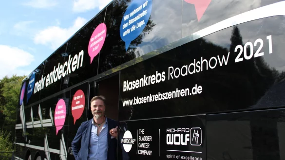 Professor Karl-Dieter Sievert am Bus der &bdquo;Blasenkrebs-Roadshow". Hier kl&auml;rt er mit seinen Kollegen &uuml;ber die Blasenkrebs auf. - &copy; Philipp Kersten