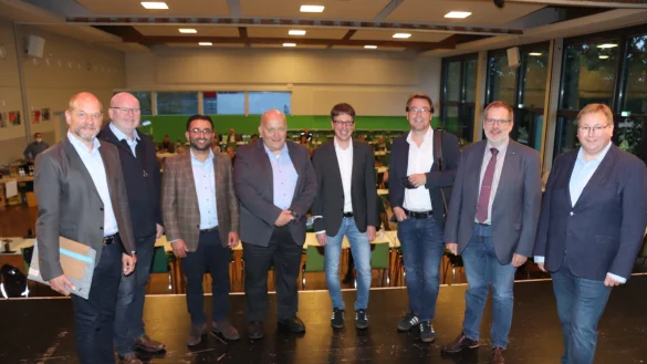 Beim ersten Forum f&uuml;r Wohnen in Leopoldsh&ouml;he diskutierten Thorsten Kleinebekel (von links, Wohnbau Lemgo eG), Dieter Perl (Architekturb&uuml;ro Perl aus Lage), Alcay Kames (St&auml;dtische Heimst&auml;tten gGmbH Bad Oeynhausen), stellvertretender B&uuml;rgermeister Andreas Brinkmann, B&uuml;rgermeister Martin Hoffmann, Oliver Klingelberg (BGW Bielefeld), Ralf Brodda (Mieterbund OWL in Bielefeld) und SPD-Fraktionschef Thomas Jahn &uuml;ber Chancen und M&ouml;glichkeiten f&uuml;r sozialen Wohnungsbau in Leopoldsh&ouml;he. - &copy; Birgit Guhlke