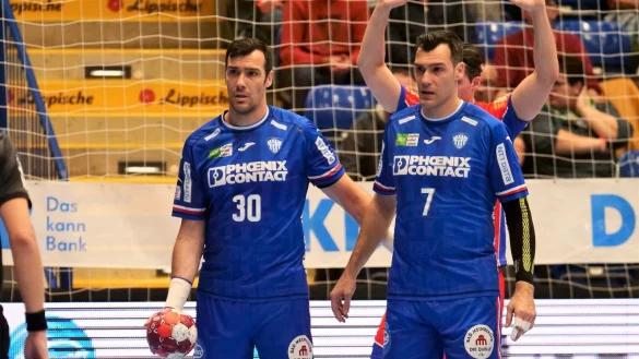 Zwei Br&uuml;der = ein Alter: Gedeon (links) und Isaias Guardiola tragen ihr Alter auf der Brust. - &copy; J&ouml;rg Hagemann