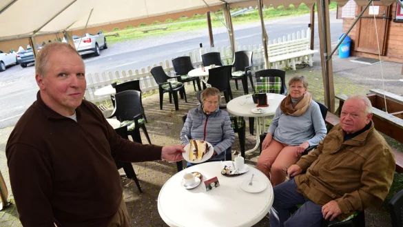 Wirt Aaron Schnarr (von links) bedient Giesela Trachte, Hannelore Fehlberg und Paul Trachte. - © Astrid Sewing