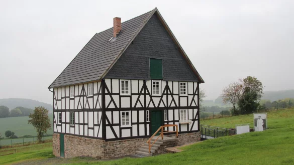 Das Geb&auml;ude steht, genau wie an seinem Originalstandort in Burgholdinghausen, auf einem Bruchsteinsockel. Dieser sollte die Feuchtigkeit von unten abhalten. - &copy; Jana Beckmann