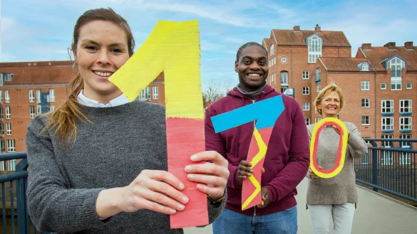 Jennifer Schr&ouml;der (SOWG 2023), Athlet Alfred Winnersbach und Susanne Jahn (SO Bremen) halten die 170, symbolisch f&uuml;r die teilnehmenden 170 Nationen in die Kamera.
Foto: Jens Lehmk&uuml;hler - &copy; Jens Lehmk&uuml;hler