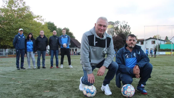 Gary Forman (hinten Mitte) bekommt R&uuml;ckendeckung von seinen Vereinskollegen (von links) Stephan Radelj, Sandra Vierhaus, Sven Krause, Luc Brunton, Frank Wellmann und Jehad Chako. - &copy; Kirsten Fuhrmann
