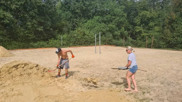 Nach und nach haben Ehrenamtliche das Beachvolleyballfeld im Hiddeser Freibad wieder hergerichtet. - &copy; Axel Radtke
