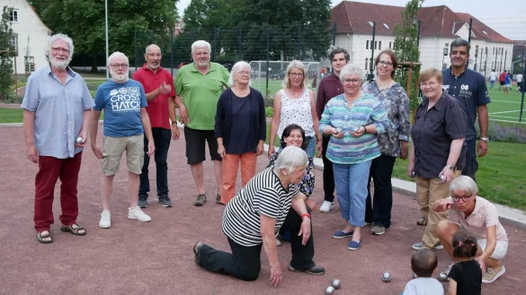 Illustres Gr&uuml;ppchen im B&uuml;rgerpark. Die Boule-Gruppe des Lagenser Repair-Caf&eacute;s &bdquo;Alte Schmiede" freut sich &uuml;ber Mitspieler. - &copy; Thomas Kr&uuml;gler