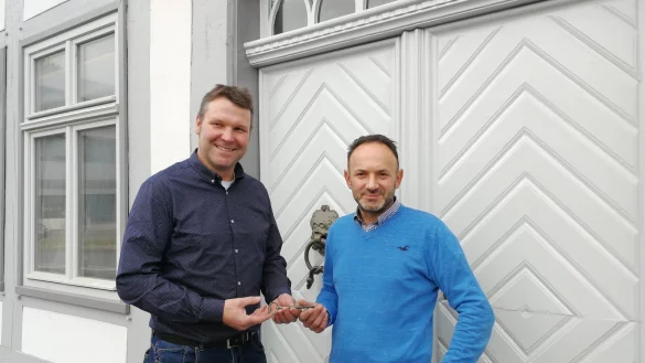 Immobilienbesitzer Frank Brinkmeier aus Lemgo (links) &uuml;berreicht Toni Osmani, dem neuen Betreiber des Restaurants Ostertor 3 symbolisch den Schl&uuml;ssel. Beide freuen sich auf die Er&ouml;ffnung. - &copy; Freya K&ouml;hring