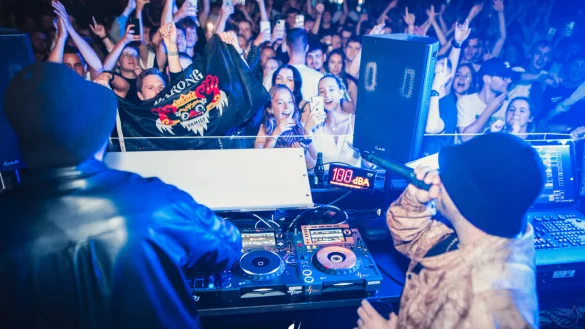 Die Menge pulsiert. Zwei Star-DJs aus den Niederlanden heizen den G&auml;sten am vergangenen Wochene ordentlich ein. - &copy; Max Werner (Hermanns Club)