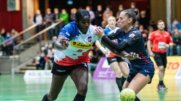 Diesen Zweikampf bucht Blombergs Laetitia Quist (links) gegen Neckarsulms Sharon Nooitmeer f&uuml;r sich. - &copy; Eibner-Pressefoto