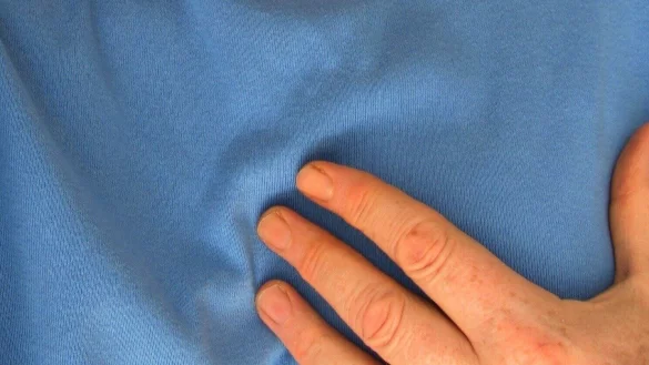 Auch Männer sollten sich regelmäßig abtasten, um Veränderungen an der Brust zu erkennen. - © Pixabay