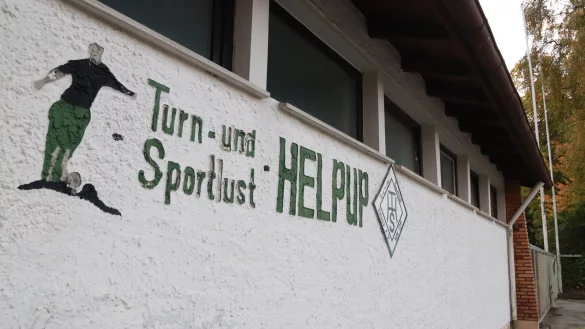 Das Sporth&auml;uschen der TuS Helpup gilt als marode. Nicht allein das Emblem an der Au&szlig;enwand beginnt zu br&ouml;ckeln. Jetzt sind auch noch Legionellen in den Duschen nachgewiesen worden.&nbsp; - &copy; Knut Dinter