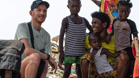 Die Familien im Susans Bay Slum freuen sich &uuml;ber die Hilfe von Marcel Juchhoff (l.) und seinem Verein UCC-Orphanage. - &copy; Florian Juchhoff