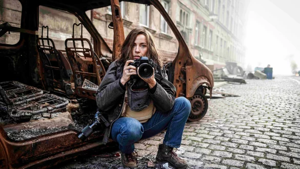Antje Traue als Fotojournalistin Anja Niedringhaus im Film "Die Bilderkriegerin". - &copy; dpa/Ishka Michocka