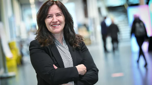 Yüksel Ekinci, Professorin an der Hochschule Bielefeld, wurde jetzt für ihre langjährige Arbeit zu Mehrsprachigkeit, Elternarbeit und Integration mit dem Bundesverdienstkreuz ausgezeichnet - © Barbara Franke