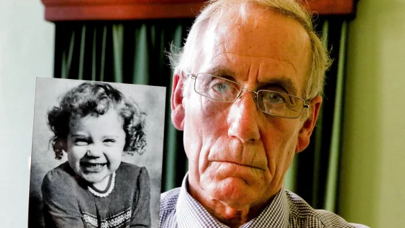 Richard Lee mit dem Bild seiner Tochter, die 1981 in Paderborn verschwand. - &copy; Holger Kosbab/British Army