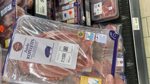 Schweinekoteletts der Haltungsstufe 2 mit Tierwohl-Label - verarbeitet von einem gro&szlig;en Schlachtunternehmen in OWL und angeboten bei einem Discounter. - &copy; Martin Krause