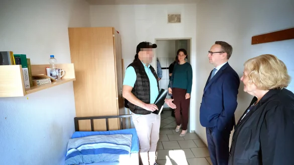 Ein kurzer Blick in die Haftr&auml;ume geh&ouml;rt auch zum Besuch von NRW-Justizminister Benjamin Limbach. - &copy; Andreas Fr&uuml;cht