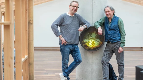 Detlef Hornstein aus Bad Driburg (r.) und Stefan Brams, Kulturchef der NW, stehen vor dem Start des siebten Holzhausgespr&auml;chs am Kamin des Skeletthauses von Oscar Tuazon in der Bielefelder Kunsthalle. - &copy; Oliver Krato
