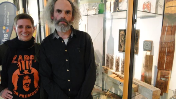 Das nordlippische K&uuml;nstlerpaar Susen-Ann Sandrock und Nils Grube zeigt im Technikum eine Werkschau. Dabei nutzen die Aussteller auch die Vitrinen im ersten Obergeschoss des Hauses. - &copy; Hajo G&auml;rtner