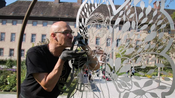 Ein K&uuml;sschen f&uuml;r Holli: K&uuml;nstler Hans Kordes hat eine st&auml;hlerne Version der gefl&uuml;gelten Gartenschau-Botschafterin geschaffen. Im Remtergarten soll die Skulptur beim Event "H&ouml;xter leuchtet" zu Selfies einladen. - &copy; LGS H&ouml;xter/Manuela Puls