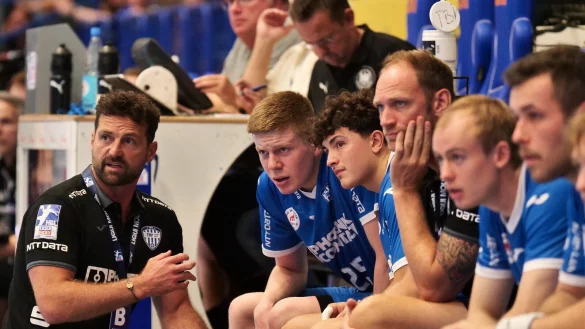 Volle Aufmerksamkeit: Trainer Florian Kehrmann (links) schaut zusammen mit Niels Versteijnen und Thomas Houtepen genau hin. Foto: J&ouml;rg Hagemann - &copy; J&ouml;rg Hagemann