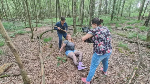 Francesco Tesauro als Jason (ohne Maske, weil das Gesicht nicht im Bildausschnitt ist) greift Annika Schmidt an. Gefilmt wird die Szene von Christine Wolter. - &copy; Severine Stilhoff