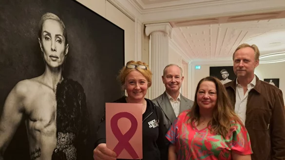 Das Portrait von Ebru prankt im Foyer des Landestheater - zusammen mit vielen weiteren. &Uuml;ber Ausstellung von Iris Edinger (von links) freuen sich Stefan D&ouml;rr, Sabine Mirbach und Georg Heckel. - &copy; Carolin Brokmann-F&ouml;rster