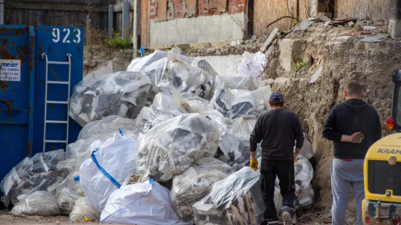 Durch die Abbrucharbeiten auf der Baustelle an der Hornschen Straße fällt jede Menge Schutt an. Für dessen Entsorgung kommt ein ganz besonderes Verfahren zum Einsatz. - © Raphael Bartling