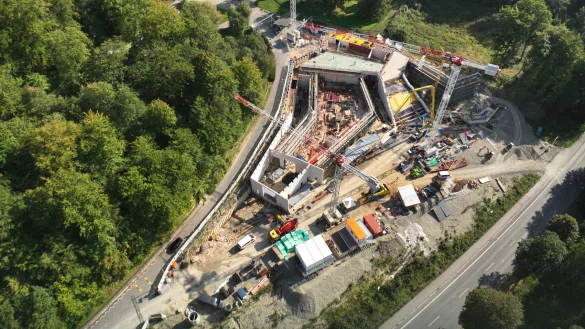 Die Baustelle am Freilichtmuseum im September. Oben links ist das Krumme Haus, unten rechts die Paderborner Straße zu sehen. - © LWL/ Robin Jähne