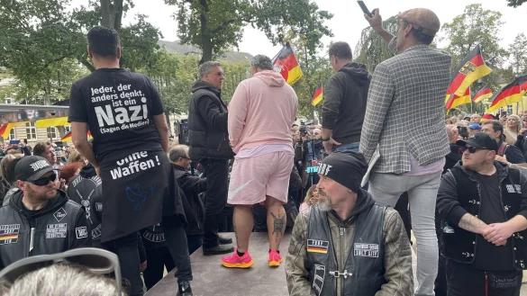 Aus der Mücke wurde ein stattlicher Elefant: Tim Kellner, ganz in rosa, nach der Urteilsverkündung auf der Bühne am Kaiser-Wilhelm-Platz. - © Silke Buhrmester