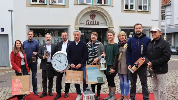 Freuen sich auf das Moonlight-Shopping: (von links) Maren Staczan (Stadtwerke Lemgo), Heiko Marx (Lemgo Marketing), Ralf Fuhrmann (Sparkasse Lemgo), Marcus Duda (Lippische Landesbrandversicherung), Wolfgang J&auml;ger (Gesch&auml;ftsf&uuml;hrer Lemgo Marketing), D&ouml;rte B&ouml;deker (Kids&Kram), Nadine Brokmann und Anne Miebach (Duo &bdquo;a.mie&ldquo;), Joschka Jakobfeuerborn (Privat-Brauerei Strate Detmold) und S&auml;nger Jos&eacute; Lopez. - &copy; Lemgo Marketing
