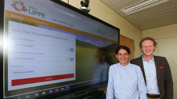 Ulrike Glathe, Leiterin des Fachbereichs Jugend und Familie, sowie Dr. Olaf Peterschr&ouml;der, Verwaltungsvorstand beim Kreis Lippe, freuen sich &uuml;ber den Start des Kita-Online-Planers. - &copy; FOTO: KREIS LIPPE