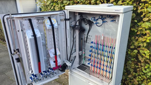 Im Lemgoer Norden, wie hier am Spiegelberg, werden jetzt die H&auml;user ans Glasfasernetz angeschlossen. Die Kabel f&uuml;hren durch so einen Verteilerkasten. - &copy; Nadine Uphoff