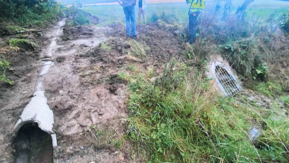 Der neue Vorfluter, der das Regenwasser der um die Umgehungsstra&szlig;e liegenden H&auml;user aufnehmen soll, wurde nicht richtig an den Kanal angeschlossen. - &copy; Stadt Barntrup