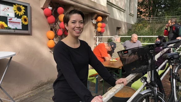 Sozialarbeiterin Jovanna Rinsche betreut das Kellercaf&eacute; in den R&auml;umen der Stadtkirche zusammen mit drei Helfern. - &copy; Sven Kienscherf