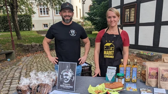 Organisatorin Michelle Fischer und Christoph Mühlenbernd (Backparadies Mühlenbernd) freuen sich über die erste Marktschwärmerei in Lippe. - © Mario Hecker