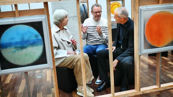 Die K&uuml;nstlerin Ulrike Sch&ouml;nfelder-Hellwig und ihr Mann, der Autor und Literaturvermittler Michael Hellwig (r.) im Gespr&auml;ch mit NW-Kulturchef Stefan Brams. - &copy; Barbara Franke