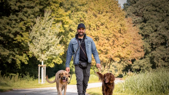 Hundetrainer Mustafa Irmak gibt wichtige Tipps f&uuml;r das Leben mit Hund. - &copy; Pixelmomente