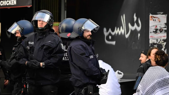 Im Berliner Stadtteil Neuk&ouml;lln versammelten sich am Nachmittag und Abend wieder mehrere Hundert Menschen. - &copy; John MACDOUGALL / AFP