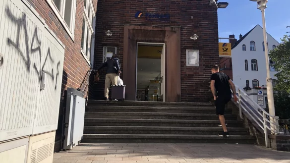 Der Treppenlift an der Postbank an der Steege ist derzeit defekt. - © Sven Kienscherf