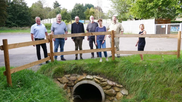 Freuen sich &uuml;ber den gelungenen Abschluss der Ma&szlig;nahme zum Hochwasserschutz in Kirchheide: Heinrich Schulte-Steinberg (Freibadverein), Eric Hagedorn (Ortsausschussvorsitzender), B&uuml;rgermeister Markus Baier, Klaus Brakhage und Silke Reitmeier (beide Freibadverein), Jens Pl&ouml;ger (Stadt Lemgo) und Melanie Ebert (Freibadverein, von links). - &copy; Stadt Lemgo