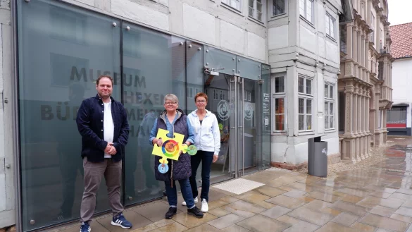 Museumsleiter Fabian Schröder, Erzieherin Ulla Begemeier (Mitte) und Abakus-Leiterin Bärbel Happ arbeiten nicht das erste Mal zusammen. Im Museum werden schon lange immer wieder Ausstellungen von Werken gezeigt, die die Kinder des Familienzentrums im Rahmen eines Kunstprojektes entwerfen. - © Lorraine Brinkmann