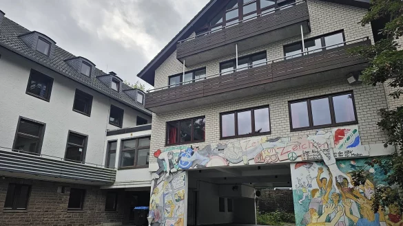 International, so wie auf dem Wandbild auf der R&uuml;ckseite des Geb&auml;udes, wird es im Heinrich-Hansen-Haus bald. Die Bezirksregierung geht davon aus, dass die Notunterkunft f&uuml;r Gefl&uuml;chtete Anfang November in Betrieb geht. - &copy; Astrid Sewing