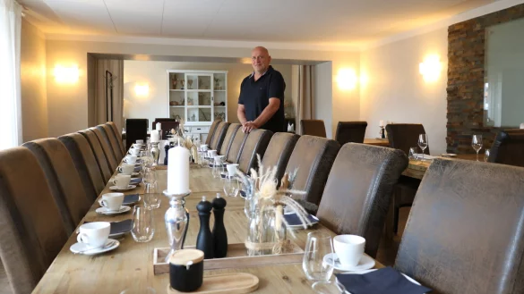 Andreas Giese steht im Alten Krug in Diestelbruch vor eingedeckten Tischen. - &copy; Alexandra Schaller