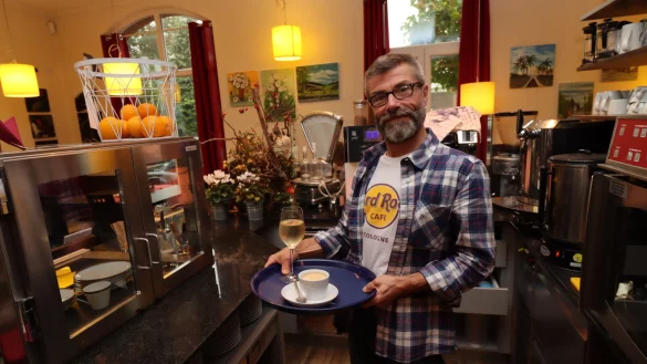Thorsten B&ouml;kenbrink hat vor f&uuml;nf Jahren das Caf&eacute;/Bistro am Bahnhof Oerlinghausen in Asemissen &uuml;bernommen.
Foto: Birgit Guhlke - &copy; Birgit Guhlke