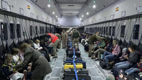 Passagiere sitzen in Tel Aviv in einem Milit&auml;rtransporter. Die Bundeswehr holt deutsche Staatsb&uuml;rger aus Israel heraus. - &copy; Bundeswehr/dpa
