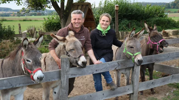 Claudia Witte und Ralf Pieper mit ihren vier Eseln auf dem Rosenhof. - &copy; Alexandra Schaller